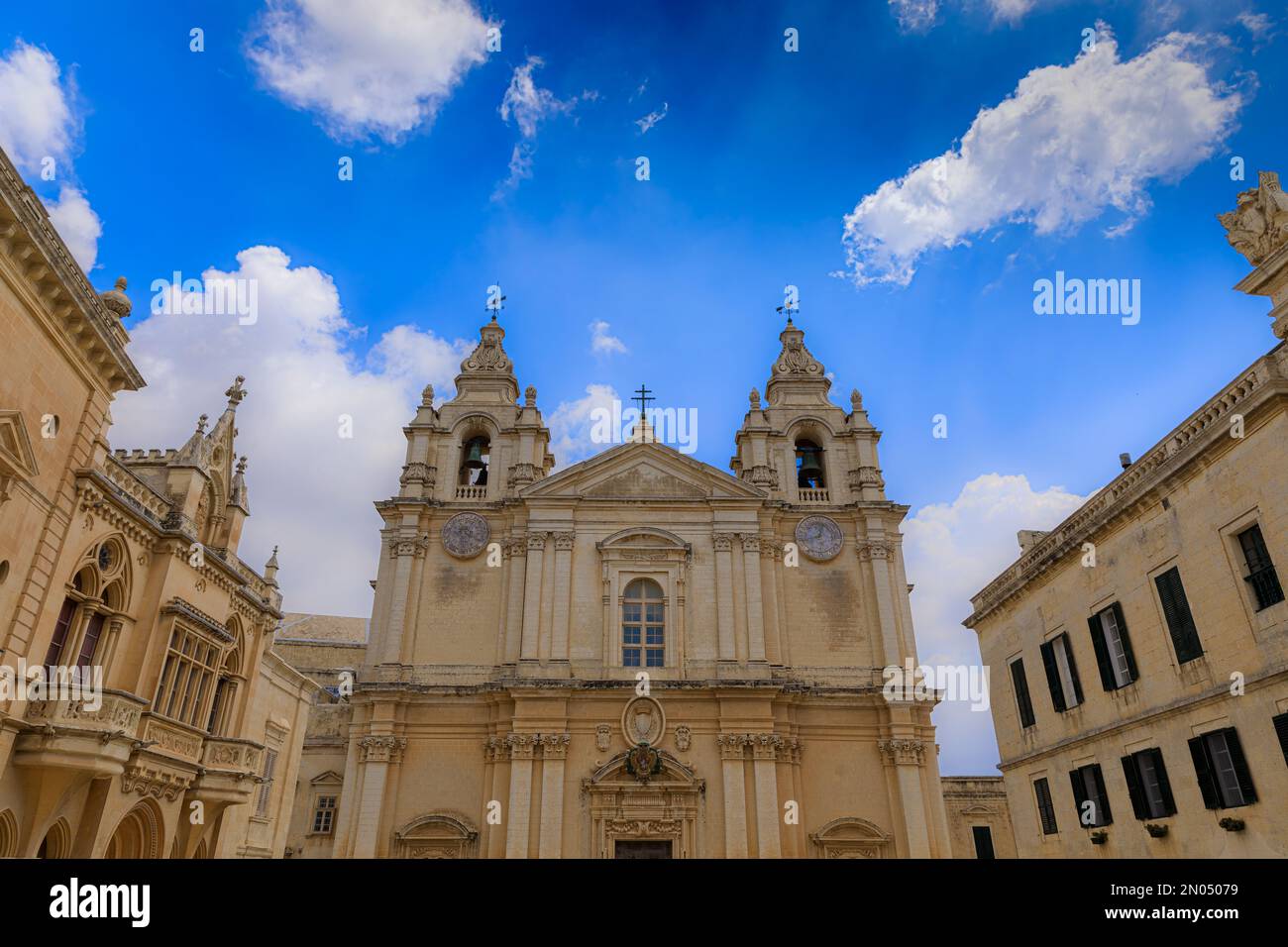 Cathédrale Saint-Paul-et-Pierre à Mdina, Malte. Église catholique sur fond ciel nuageux. Banque D'Images