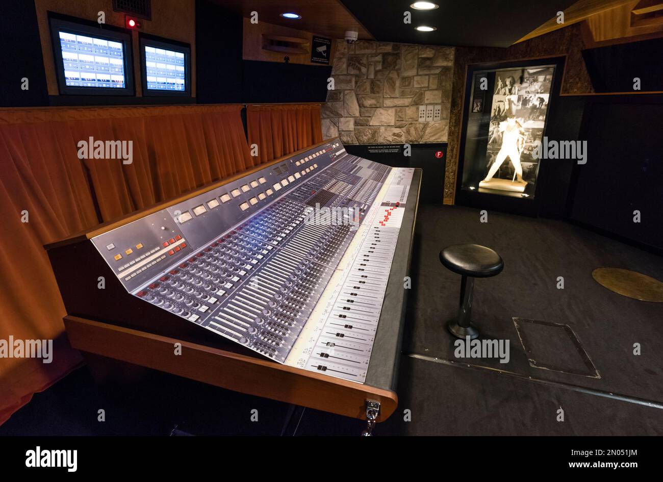Équipement d'enregistrement audio vintage exposé au Mountain View Studio de Montreux, Suisse. Le studio où Queen a été enregistré est maintenant un musée Banque D'Images