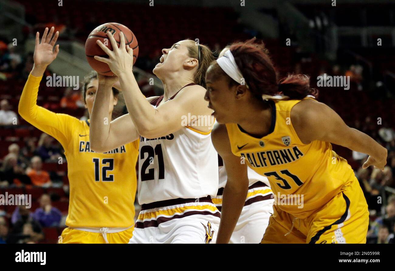 Arizona State forward Sophie Brunner, center, shoots as California forward Kristine Anigwe, right, and forward Penina Davidson, left, defend in the first half of an NCAA college basketball game in the Pac-12 Conference tournament, Friday, March 4, 2016, in Seattle. (AP Photo/Ted S. Warren) Banque D'Images