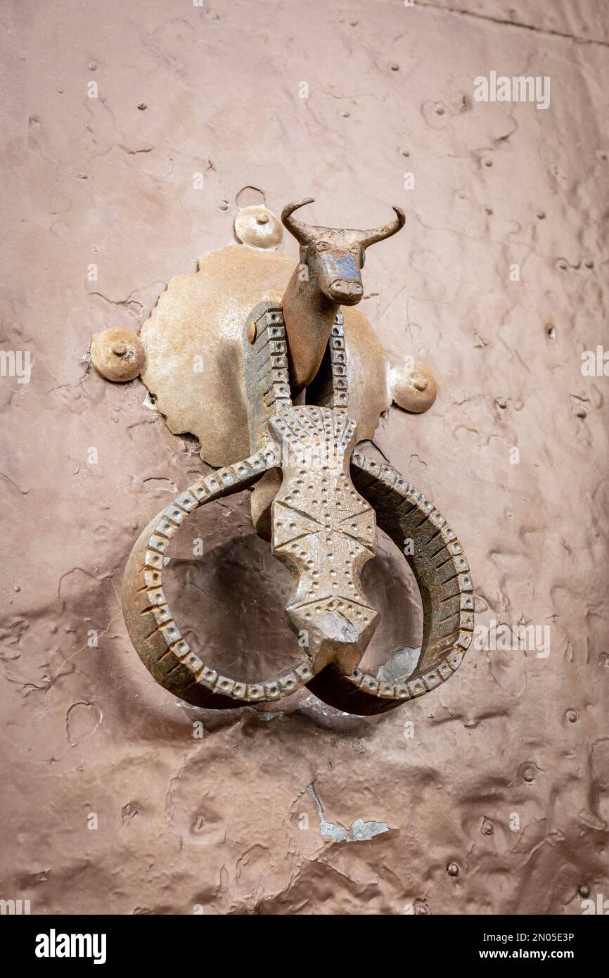 Doorknock, y compris la tête de taureau. Ronda, province de Malaga, Andalousie, Espagne. Banque D'Images