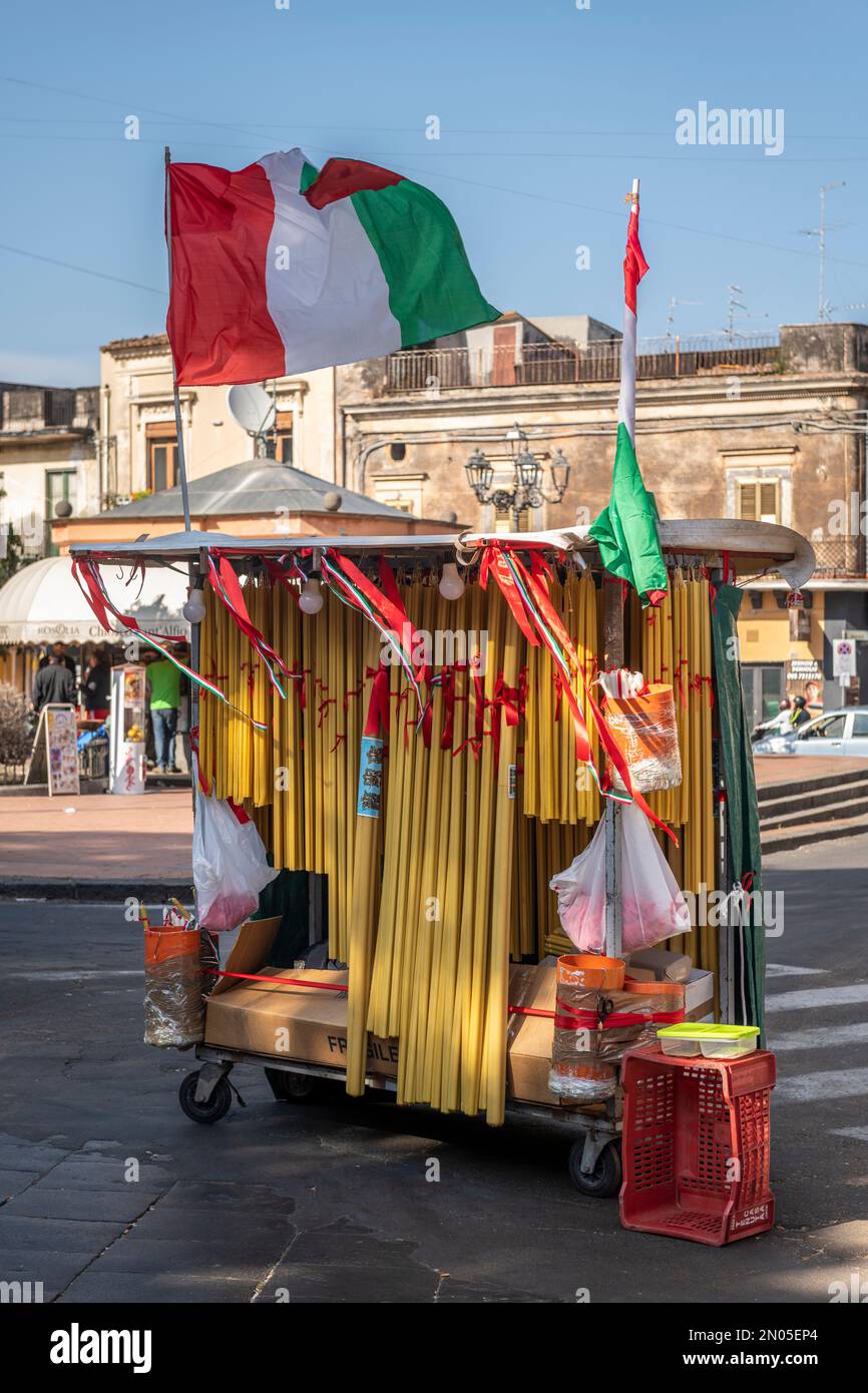 La Festa di Sant'Alfio a lieu début mai dans la ville sicilienne de Trecastagni. Les fidèles achètent de grandes bougies de cire à brûler dans l'église Banque D'Images