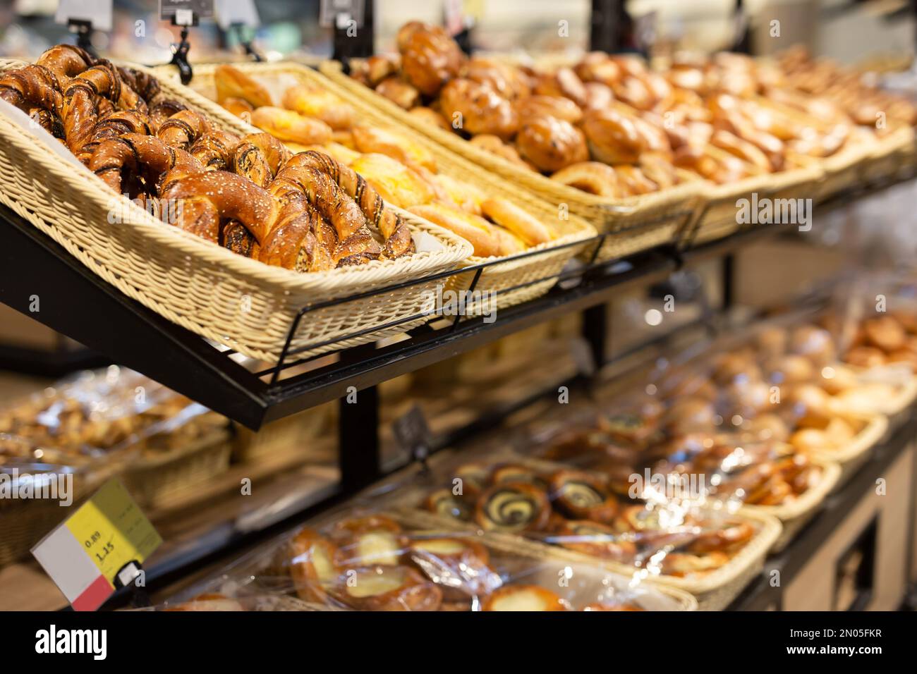 délicieux bretzel bavarois dans des paniers dans la boulangerie Banque D'Images