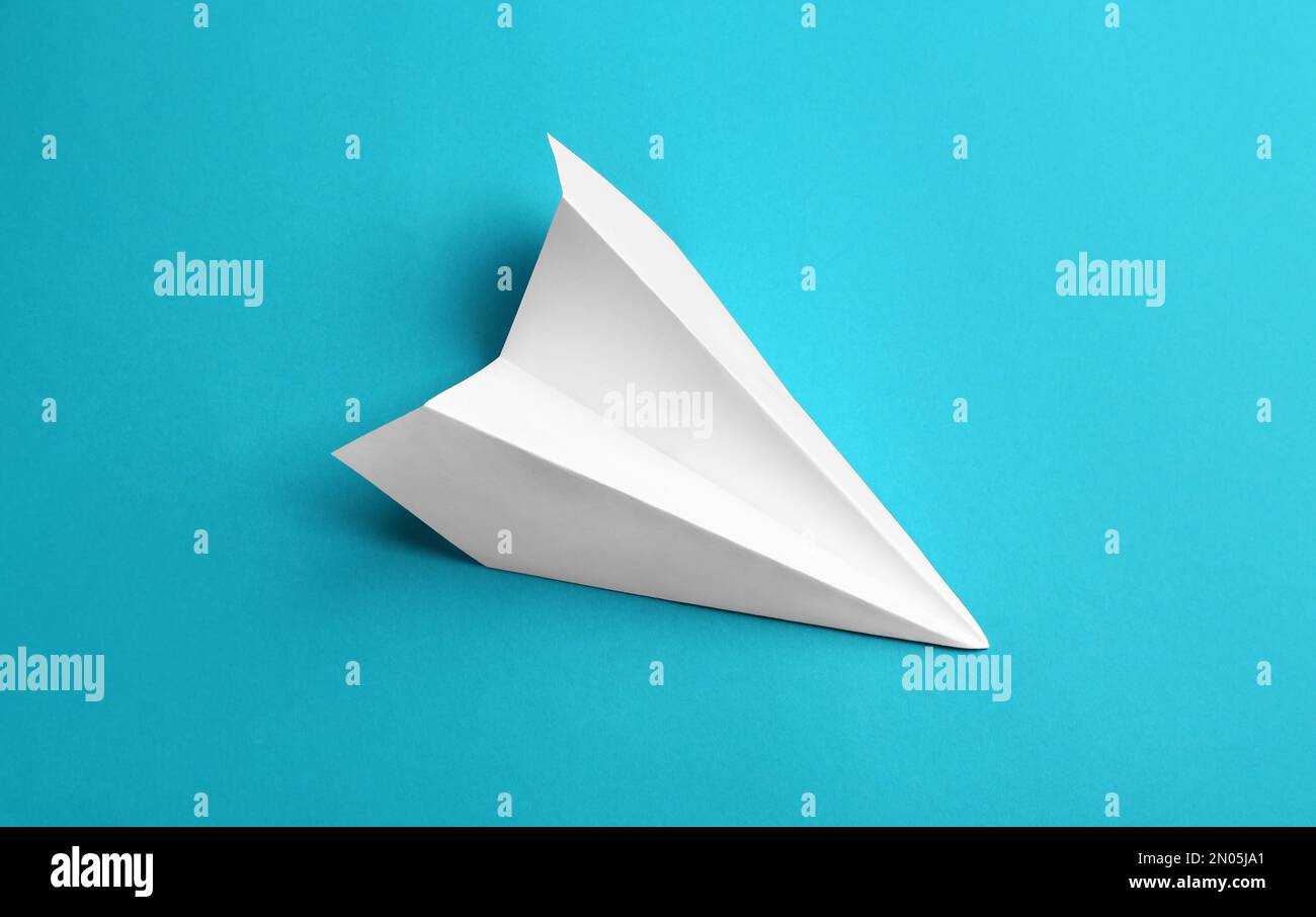 Plan de papier blanc sur fond bleu clair Banque D'Images