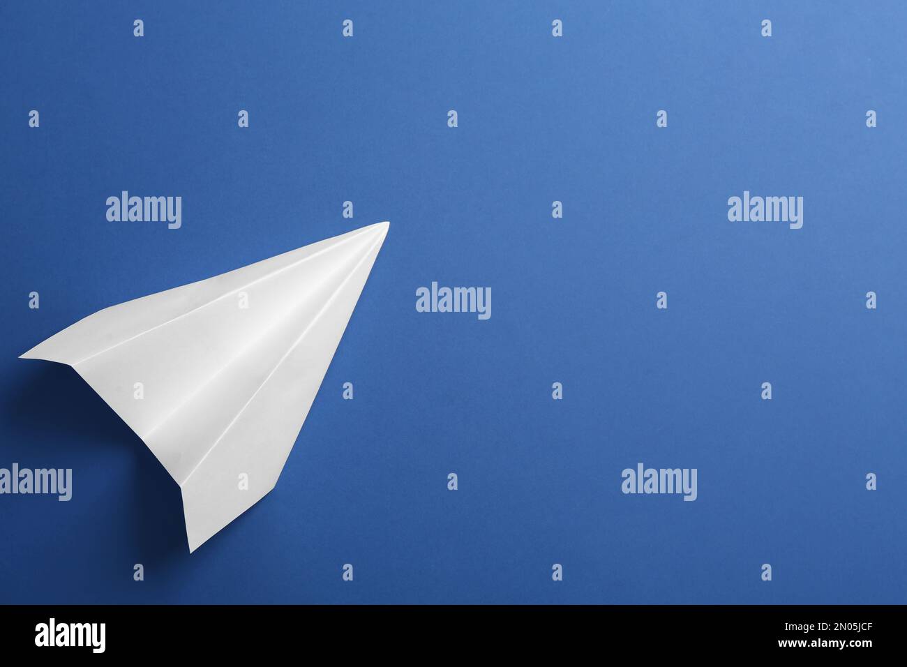 Plan de papier blanc sur fond bleu, vue de dessus. Espace pour le texte Banque D'Images