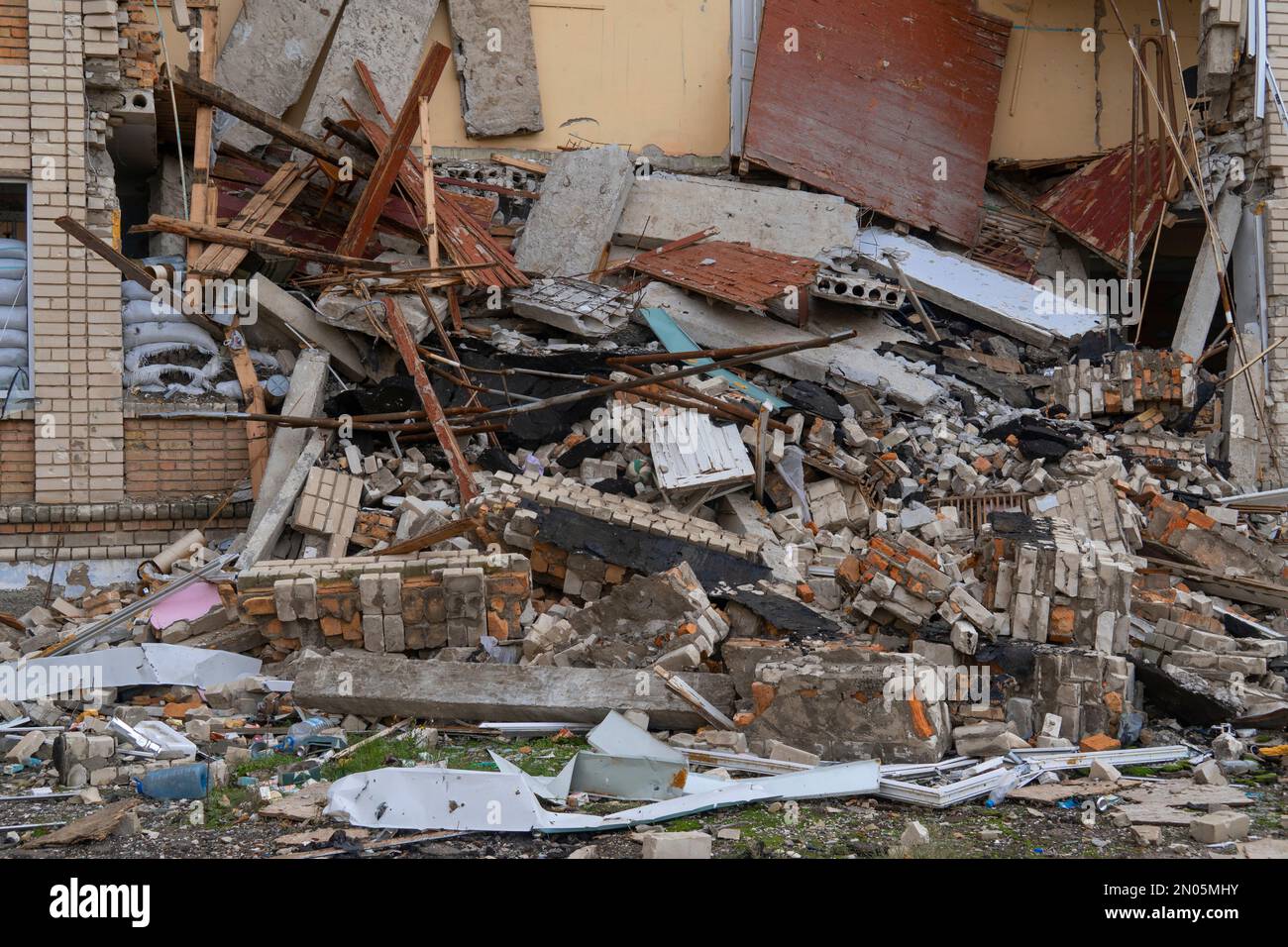 École endommagée par des bombardements. La guerre en Ukraine. Invasion russe de l'Ukraine. Destruction des infrastructures. Terreur à la population civile. Crimes de guerre Banque D'Images