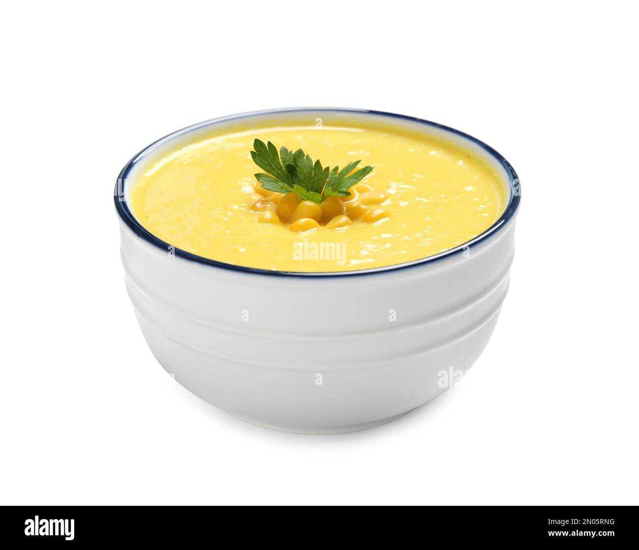 Délicieuse soupe crémeuse de maïs isolée sur blanc Banque D'Images