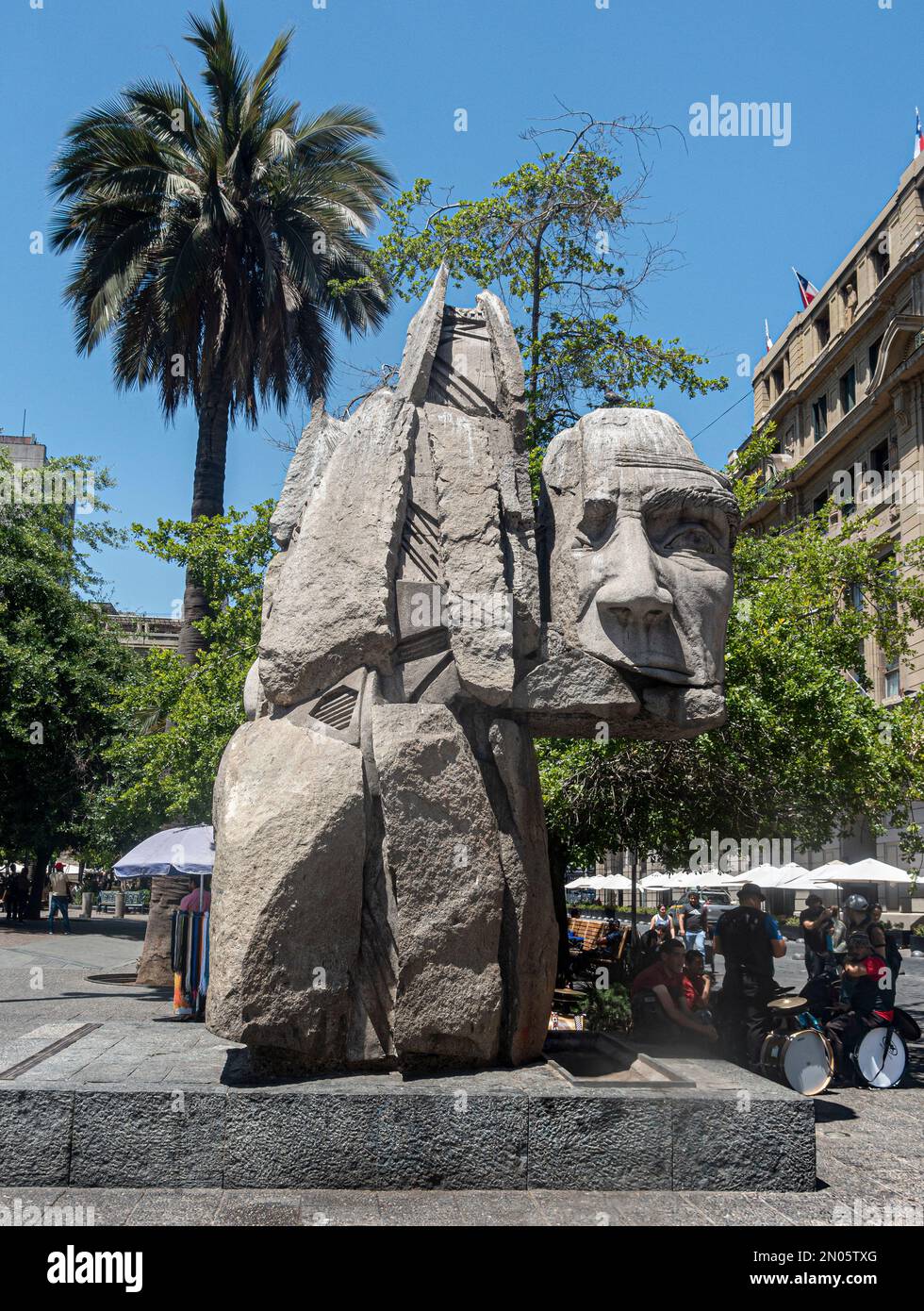 Le monument controversé de 1992 aux peuples indigènes, Monumento a los Pueblos Indígenas, par Enrique Villalobos sur la Plaza de Armas à Santiago d Banque D'Images