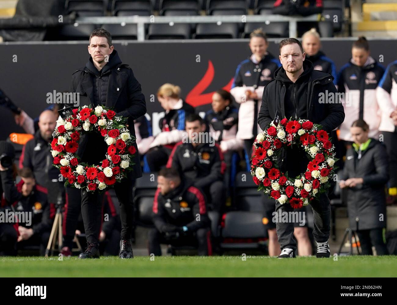 Marc Skinner, directeur de Manchester United (à gauche) et Brian Sorensen, directeur d'Everton, ont déposé des couronnes pour marquer le 65th anniversaire de la catastrophe aérienne de Munich, avant le match de la Barclays Women's Super League au Leigh Sports Village, à Leigh. Date de la photo: Dimanche 5 février 2023. Banque D'Images