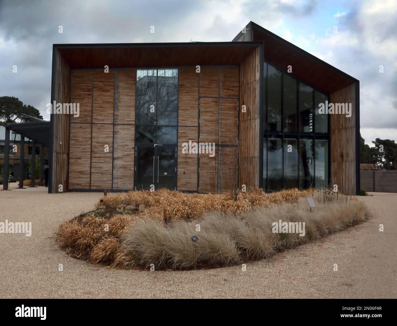 RHS Hilltop WilkinsonEyre's Scientific Laboratories avec revêtement Chestnut Timber à Wisley RHS Gardens Surrey, Angleterre Banque D'Images