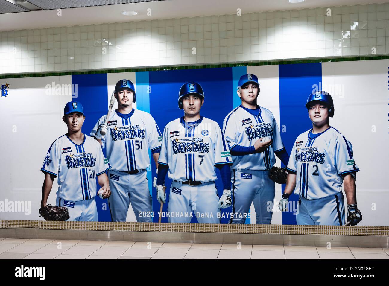 Yokohama, préfecture de Kanagawa, Japon. 5th févr. 2023. Une publicité pour le Yokohama BayStars incluant un nouveau uniforme de maison avant l'ouverture de la saison de baseball japonaise à la station de Yokohama.le Yokohama Dena BayStars (横浜DeNAベイ‚¹ã‚¿ãƒ¼ã‚º) est une équipe de baseball professionnelle japonaise basée à Yokohama, au Japon, jouant dans la Central League of Nippon Professional Baseball. L'équipe joue ses matchs à domicile au stade de Yokohama. (Credit image: © Taidgh Barron/ZUMA Press Wire) USAGE ÉDITORIAL SEULEMENT! Non destiné À un usage commercial ! Banque D'Images