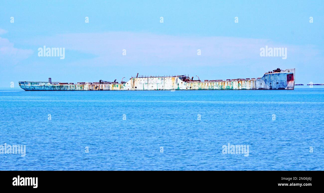 Bateau abandonné sur la côte de Cayo Santa María, République de Cuba, Caraïbes Banque D'Images