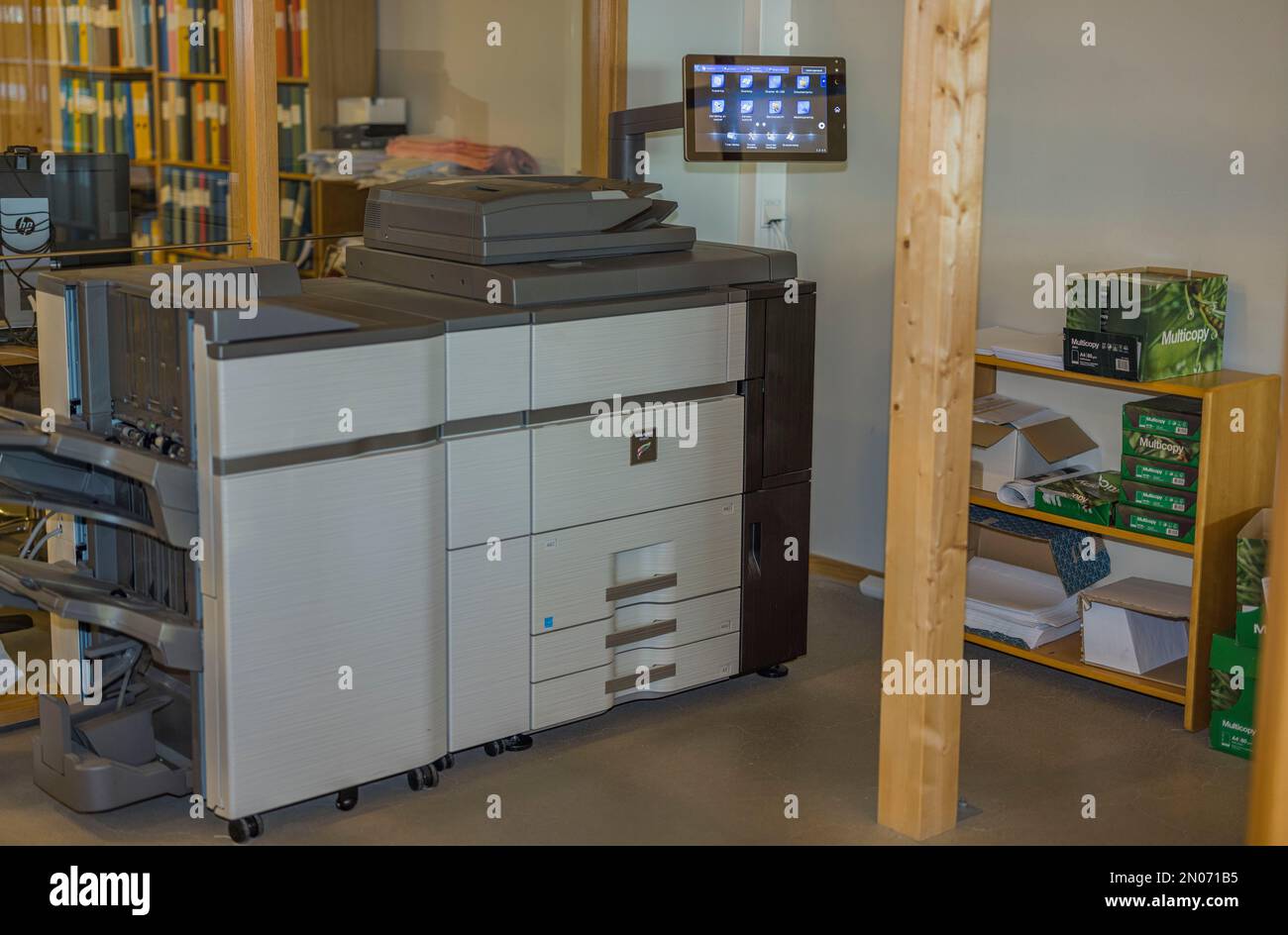 Vue de l'intérieur du bâtiment de bureau avec imprimante laser multifonction COULEUR NETTE. Suède. Banque D'Images