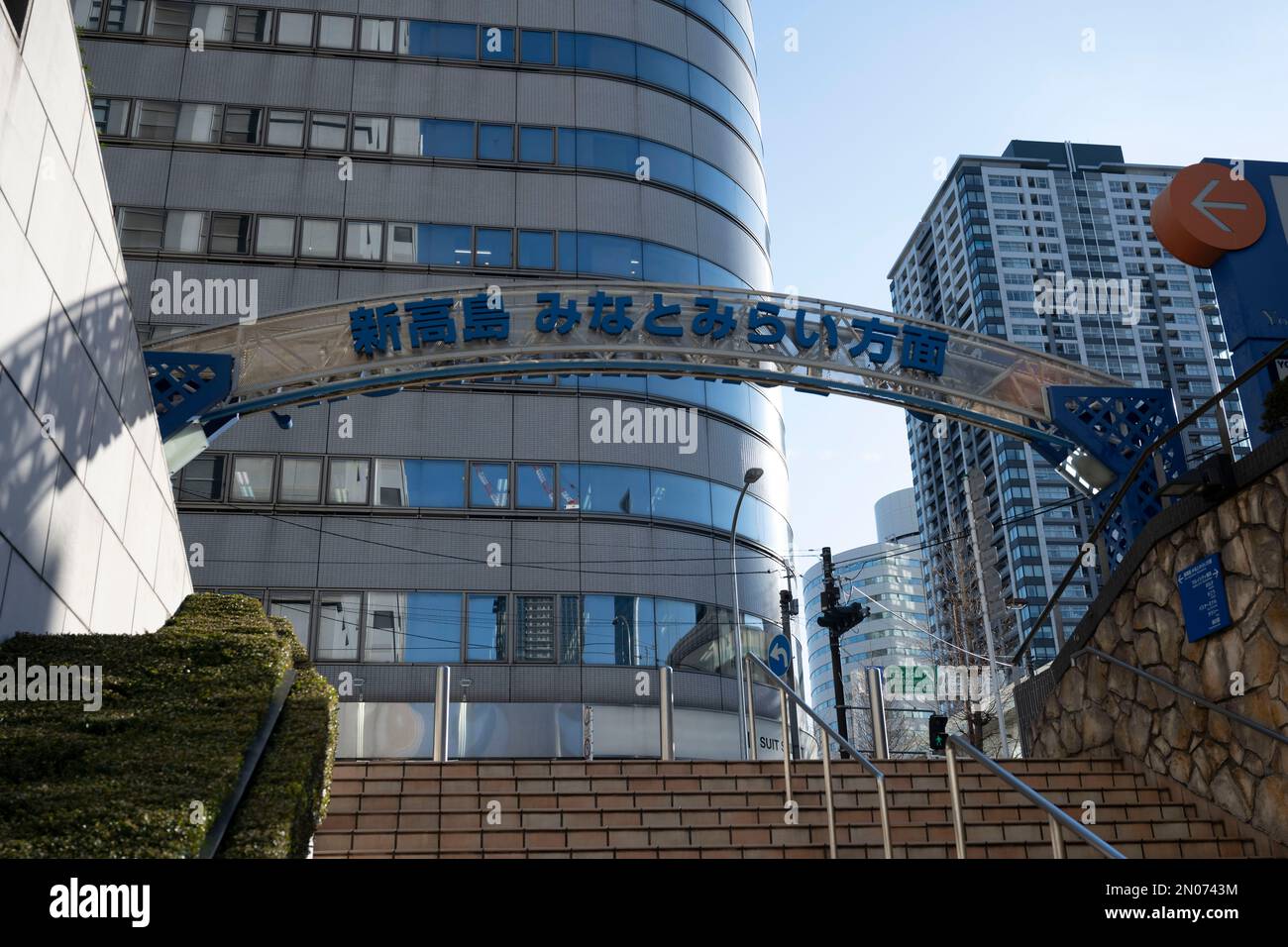 Yokohama, préfecture de Kanagawa, Japon. 5th févr. 2023. Sortie vers le développement commercial du district Minatomirai 21 depuis la gare de Yokohama.Station de Yokohama (æ¨ªæµœé§…) Est une gare principale de Yokohama, au Japon, servant d'arrêt pour plusieurs lignes de train incluant la ligne JR East Yokohama, la ligne principale Keikyu, et la ligne bleue du métro municipal. Train lourd, transport en commun, réseau ferroviaire japonais, trains, East Japan Railway Company. (Credit image: © Taidgh Barron/ZUMA Press Wire) USAGE ÉDITORIAL SEULEMENT! Non destiné À un usage commercial ! Banque D'Images