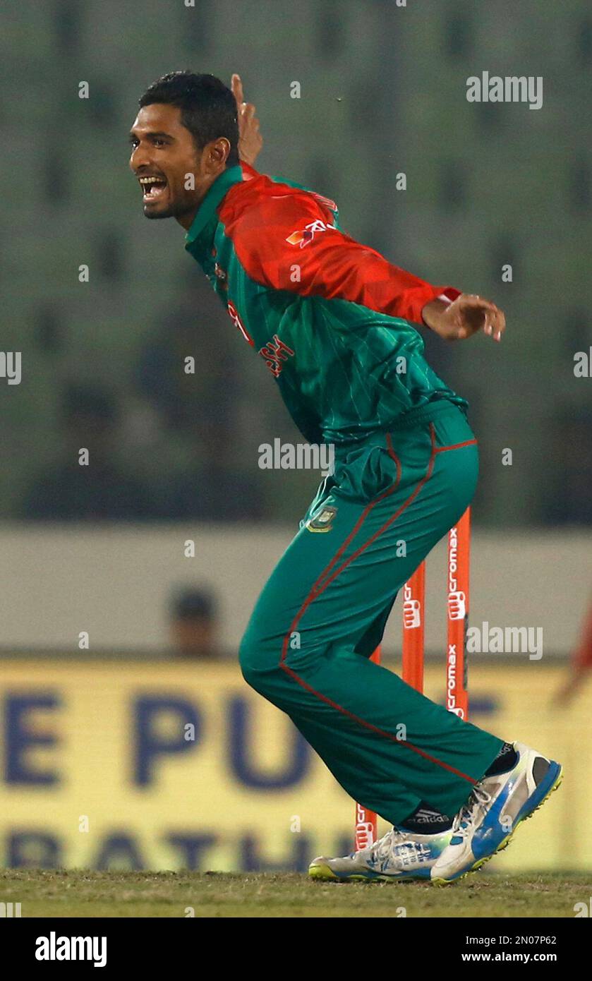 Bangladesh’s Mohammad Mahmudullah celebrates after dismissing Amjad Javed of United Arab Emirates during an Asia Cup Twenty20 international cricket match between the two countries in Dhaka, Bangladesh, Friday, Feb. 26, 2016. (AP Photo/A.M. Ahad) Banque D'Images