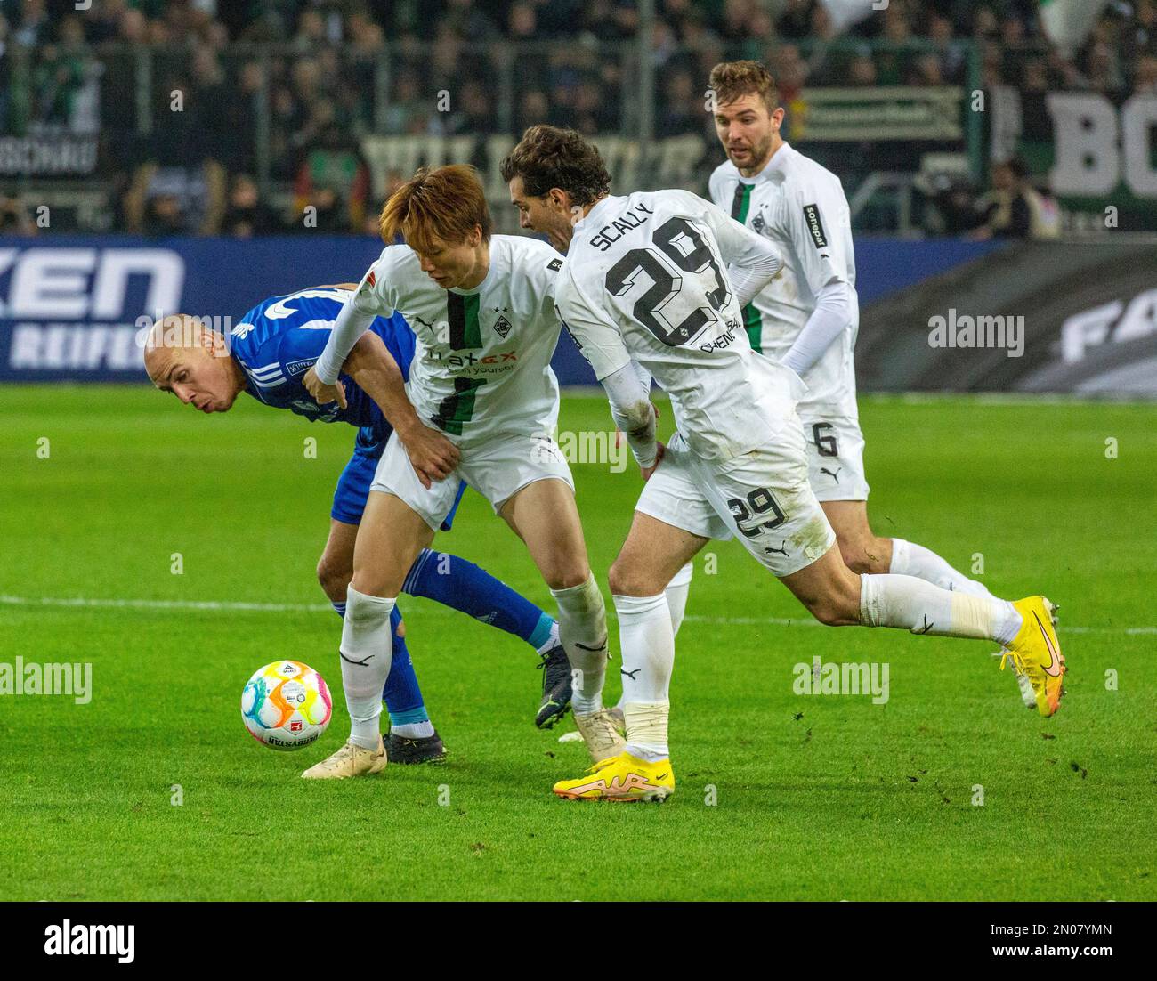 Sports, football, Bundesliga, 2022/2023, Borussia Moenchengladbach vs. FC Schalke 04 0-0, Stade Borussia Park, scène du match, f.l.t.n. Michael Frey (S04), Kou Itakura (MG), Joseph Michael Scally (MG), Christoph Kramer (MG), DFL LES RÈGLEMENTS INTERDISENT TOUTE UTILISATION DE PHOTOGRAPHIES COMME SÉQUENCES D'IMAGES ET/OU QUASI-VIDÉO Banque D'Images