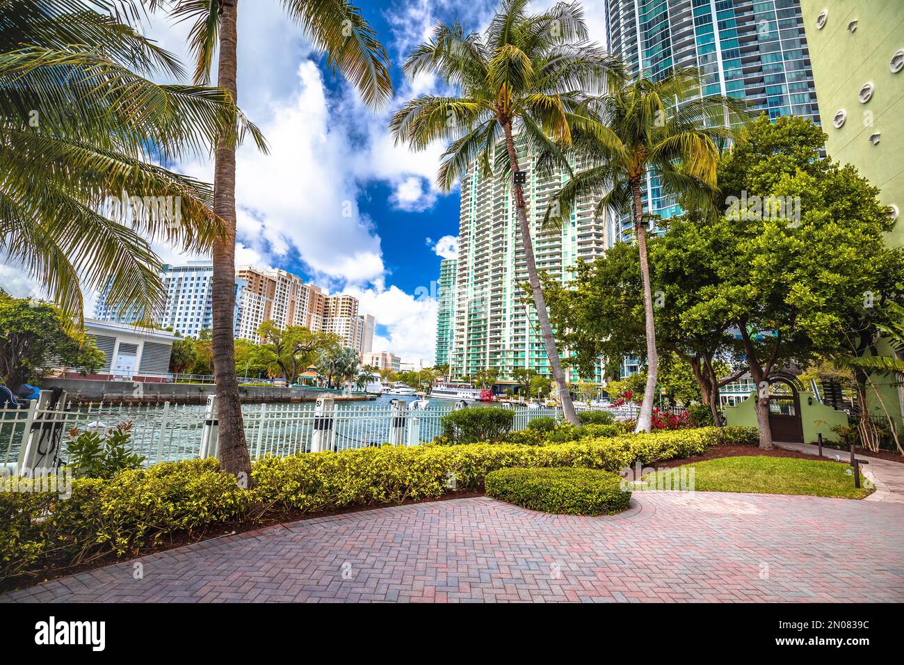 Vue sur la côte touristique de la promenade le long de la rivière de fort Lauderdale, sud de la Floride, États-Unis d'Amérique Banque D'Images