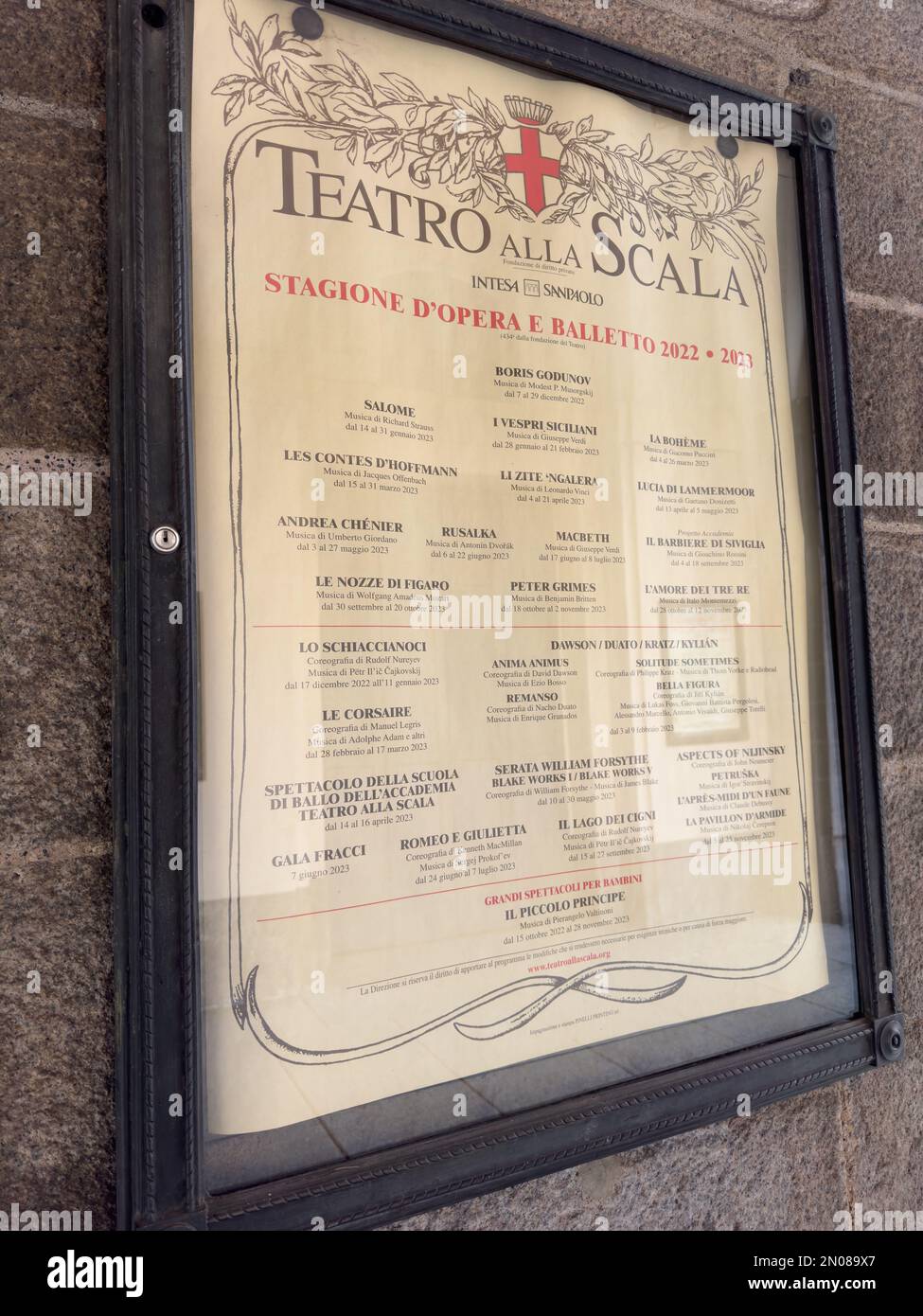 Une affiche des lieux de la saison à l'extérieur du célèbre Teatro della Scala, Milan, centre-ville, Italie Banque D'Images