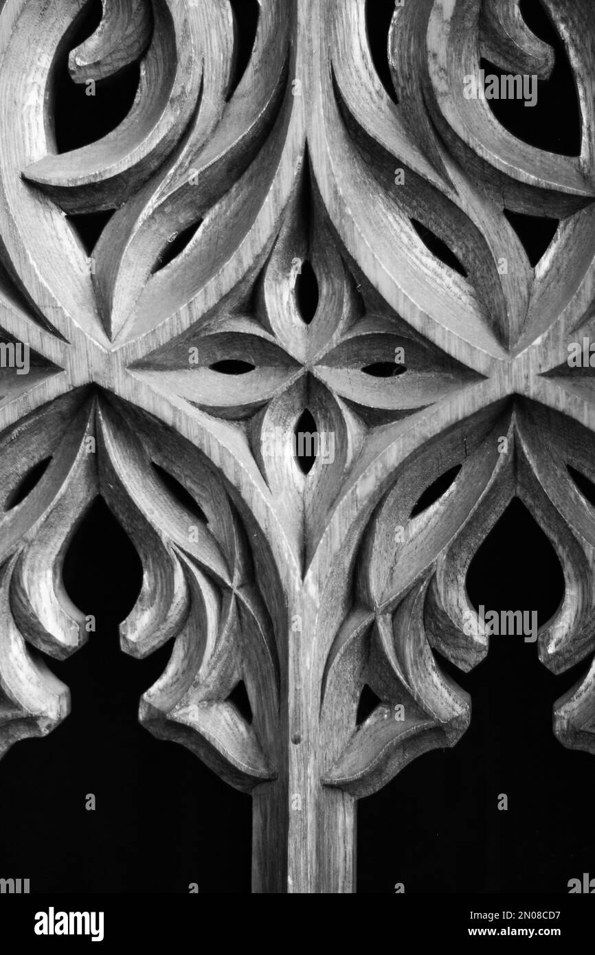 Objets artisanaux élaborés en vieux bois sculptés dans un magnifique motif floral noir et blanc monochrome. Banque D'Images
