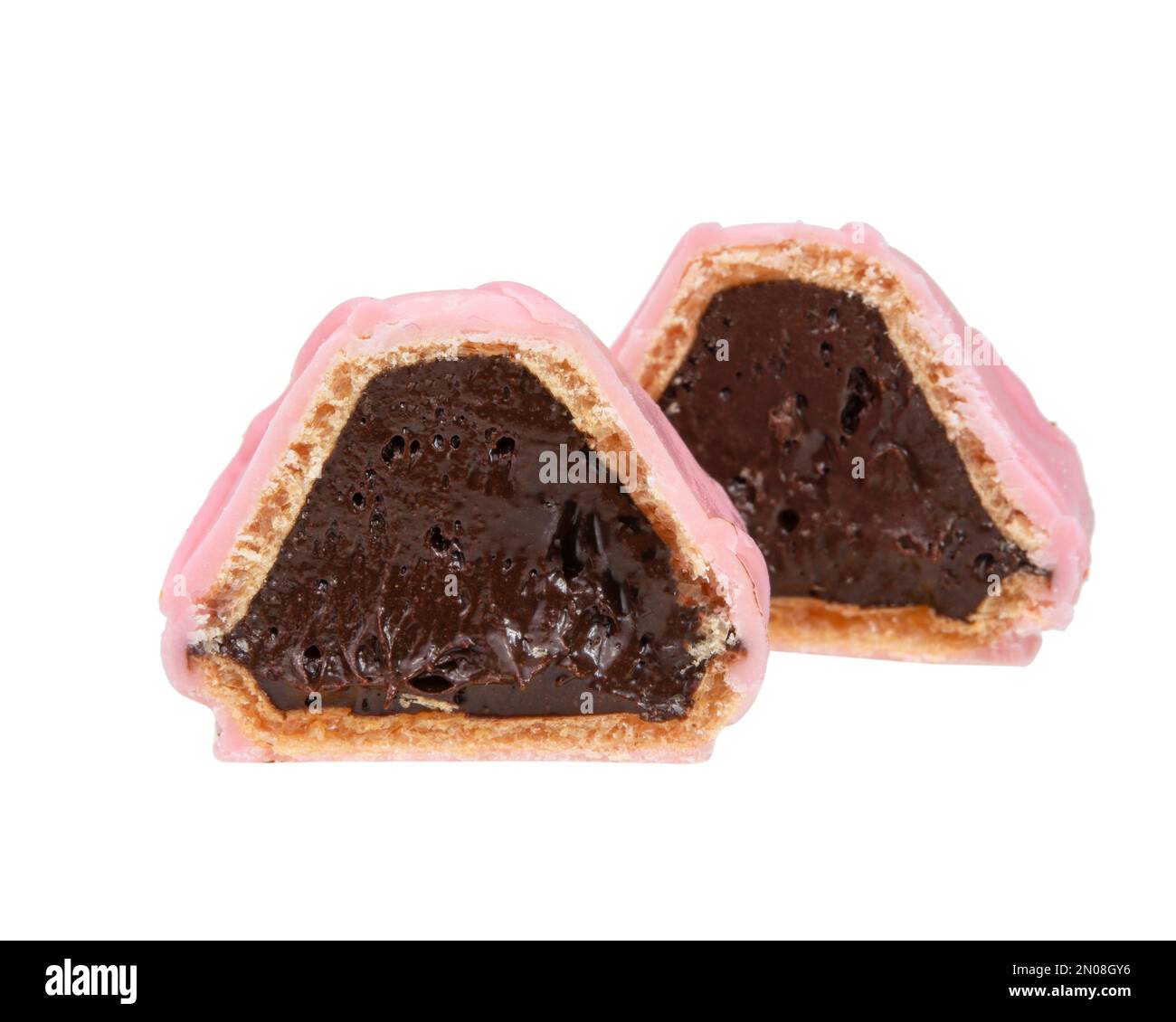 Bonbons à la moitié du chocolat au gaufre isolés sur fond blanc Banque D'Images
