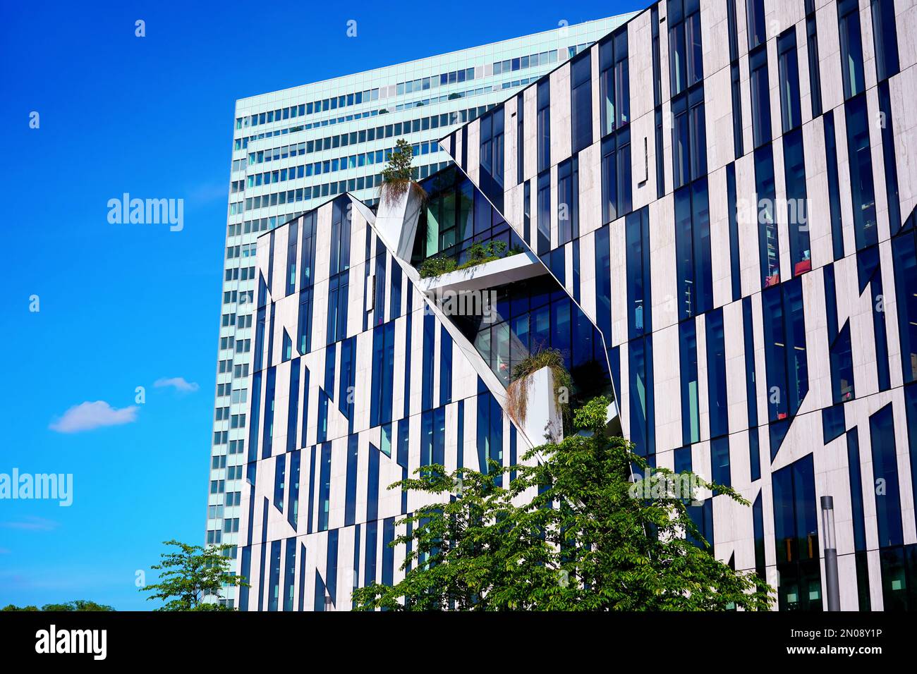 Détail d'un bâtiment moderne et écologique qui est conçu par l'architecte de New York Daniel Libeskind, avec des découpes „“ dans la façade des plantes. Banque D'Images