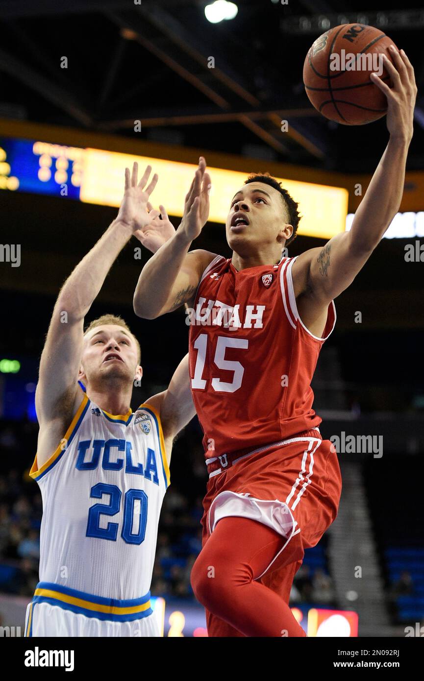 Utah guard Lorenzo Bonam, right, attempts a shot as UCLA guard Bryce Alford, left, defends during the first half of an NCAA basketball game, Thursday, Feb. 18, 2016, in Los Angeles. (AP Photo/Kelvin Kuo) Banque D'Images