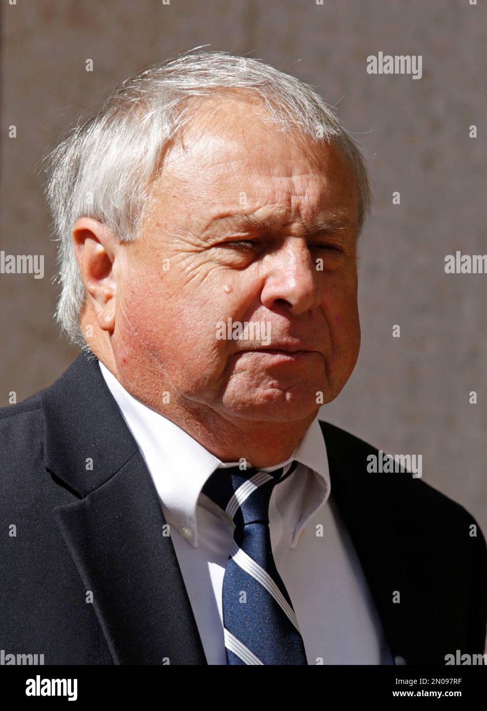 Donald Vidrine, a BP well site leader from the 2010 Deepwater Horizon oil rig explosion, leaves Federal Court during a break in the trial of Deepwater Horizon supervisor Robert Kaluza in New Orleans, Thursday, Feb. 18, 2016. Vidrine, who pleaded guilty to a pollution charge in connection with the 2010 oil spill testified against Kaluza. (AP Photo/Max Becherer) Banque D'Images