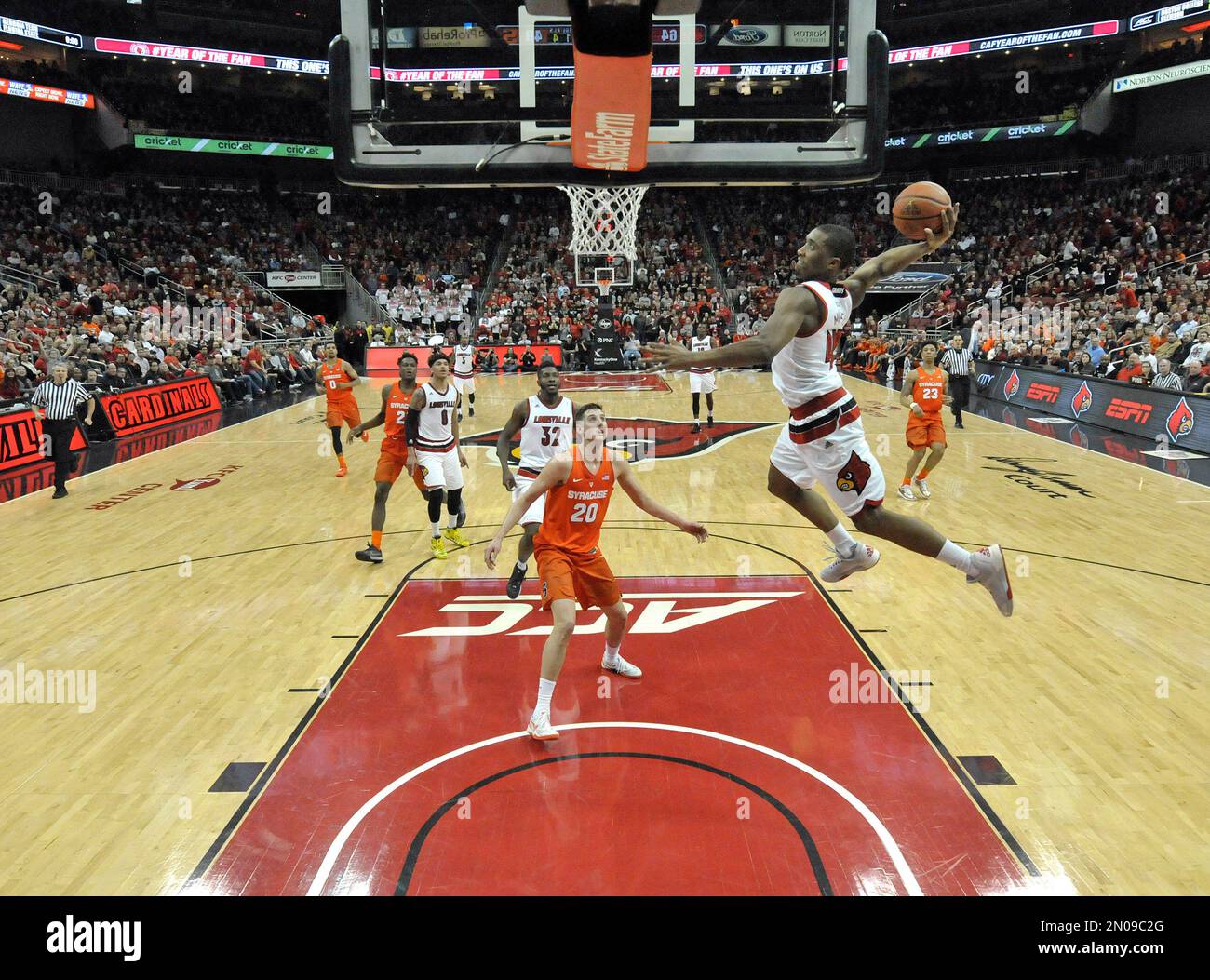 Louisville's Donovan Mitchell (45) goes in for a dunk during the second half of an NCAA college basketball game against Syracuse, Wednesday, Feb. 17, 2016, in Louisville Ky. Louisville won 72-58. (AP Photo/Timothy D. Easley) Banque D'Images