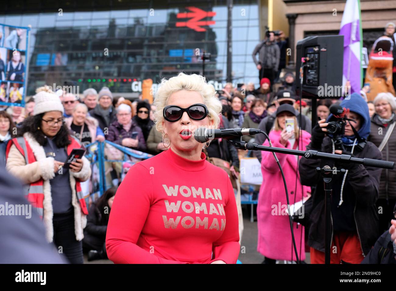 Glasgow, Écosse, Royaume-Uni. 5th février 2023. Kellie-Jay Keen, activiste  des droits anti-transgenres, également connu sous le nom de Posie Parker,  s'adresse à la foule de George Square, debout pour le rassemblement des