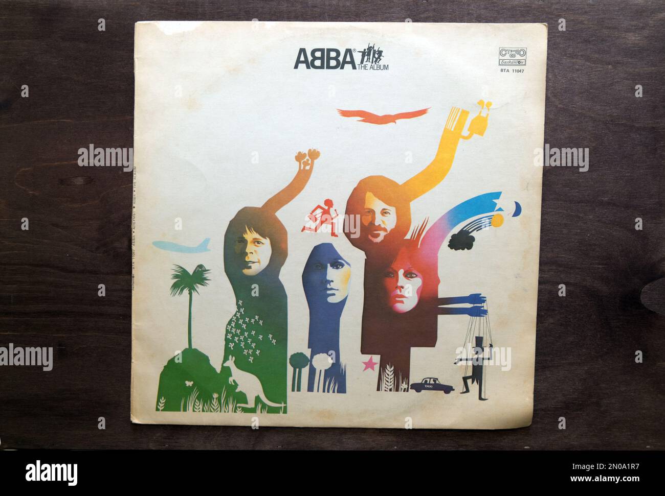 Lublin, Pologne. 18 janvier 2023.ABBA le disque de l'album sur table en bois sombre Banque D'Images