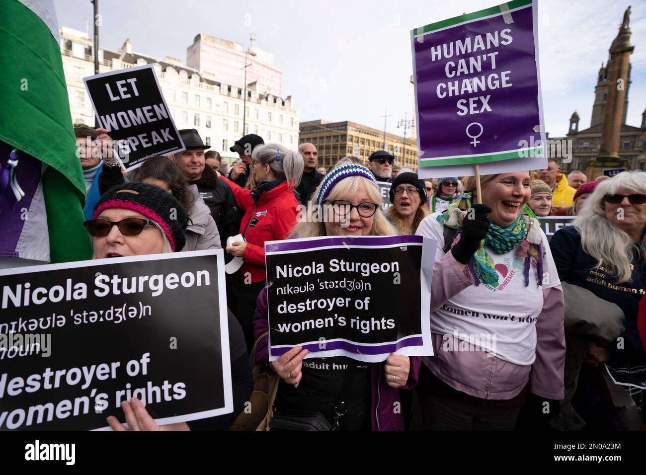 Glasgow, Écosse, Royaume-Uni. 5 février 2023. Les manifestants anti-GRA à un rassemblement "les femmes parlent" organisé par le groupe Standing for Women à George Square, Glasgow. Le rassemblement des femmes pro soutient l'utilisation par le gouvernement britannique d'une ordonnance de la Section 35 pour bloquer le récent projet de loi écossais sur la réforme de la reconnaissance des sexes. Credit Iain Masterton/Alamy Live News Banque D'Images