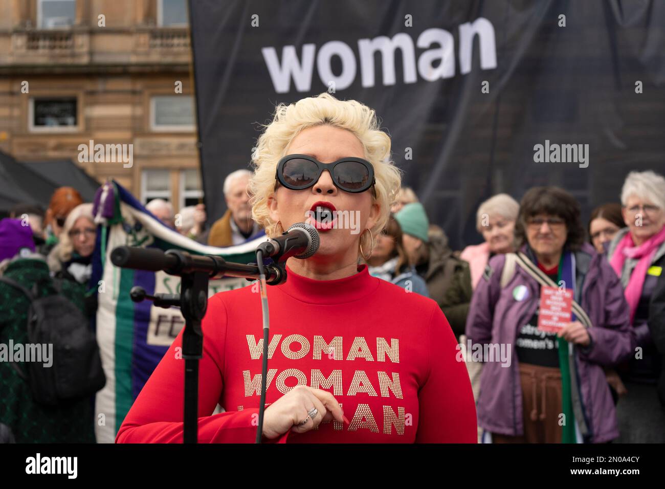 Glasgow, Écosse, Royaume-Uni. 5 février 2023. Kellie Jay Keen, militante anti-transsexuelle des droits des femmes (alias Posie Parker ), parle lors d'un rassemblement de femmes dites « le droit de parole » organisé par le groupe Standing for Women à George Square, à Glasgow. Le rassemblement des femmes pro soutient l'utilisation par le gouvernement britannique d'une ordonnance de la Section 35 pour bloquer le récent projet de loi écossais sur la réforme de la reconnaissance des sexes. Credit Iain Masterton/Alamy Live News Banque D'Images