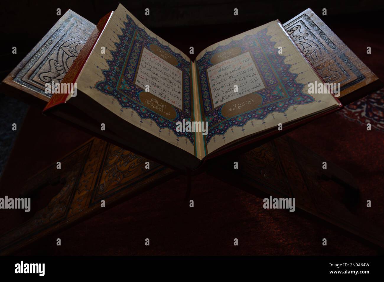 Photo d'arrière-plan islamique ou ramadan. Le Saint Coran sur le pupitre. Istanbul Turkiye - 1.18.2023 Banque D'Images