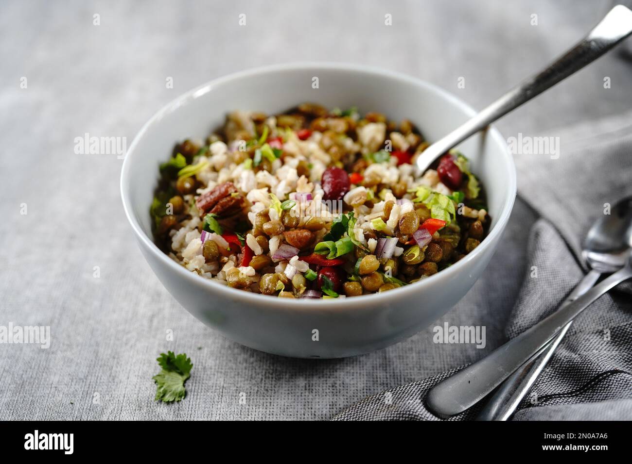 Salade de riz brun aux lentilles maison avec légumes | concept de saine alimentation, concentration sélective Banque D'Images