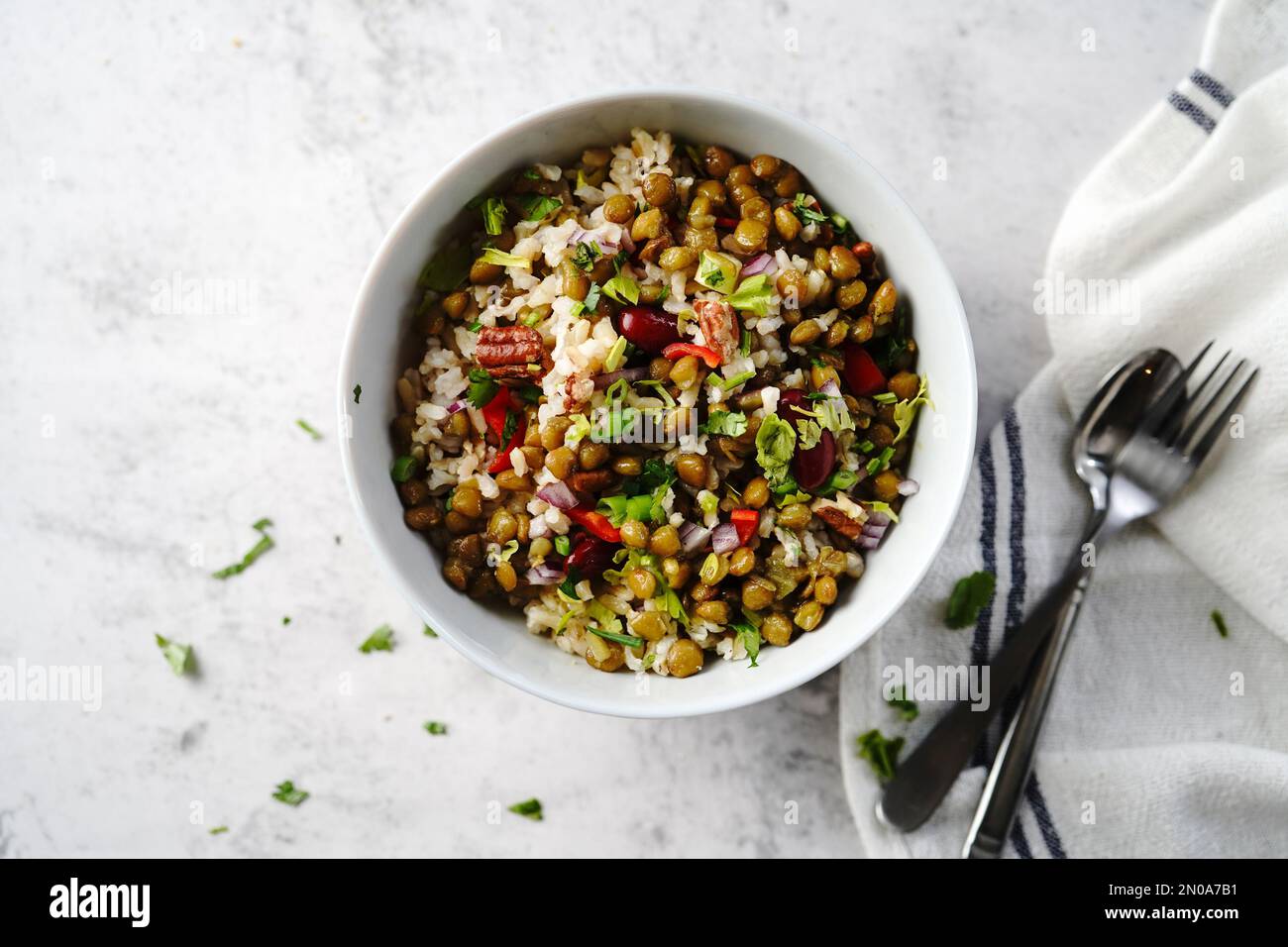 Salade de riz brun aux lentilles maison avec légumes | concept de saine alimentation, concentration sélective Banque D'Images