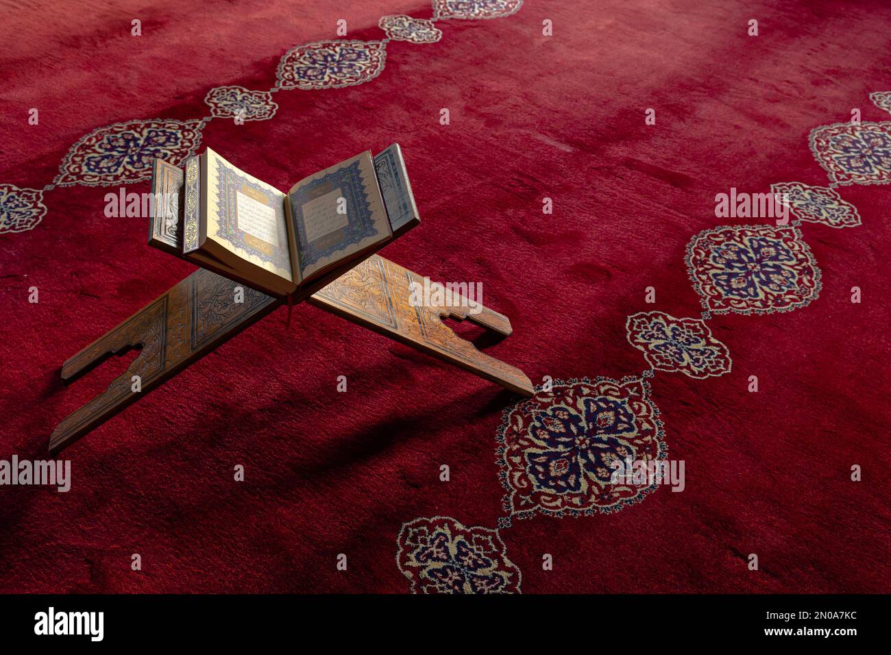 Photo de fond islamique. Le Saint Coran sur le pupitre de la mosquée. Ramadan ou kandil ou lalat al-qadr concept photo. Istanbul Turkiye - 1.18.2023 Banque D'Images