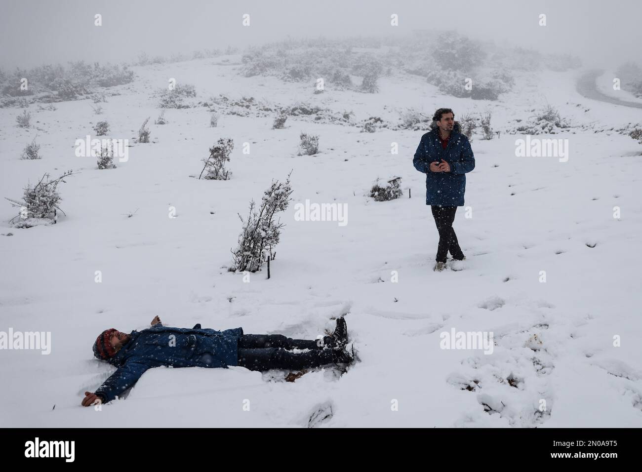 Rajo, Syrie. 05th févr. 2023. Les Syriens jouent avec de la neige lors de fortes chutes de neige dans la ville de Rajo à Alep. Les camps de réfugiés dans le nord de la Syrie sont menacés par des conditions météorologiques hivernales extrêmes à la suite de fortes pluies et de chutes de neige des jours précédents, ce qui aggrave le sort de milliers de réfugiés syriens. Credit: Aras Alkharboutli/dpa/Alamy Live News Banque D'Images