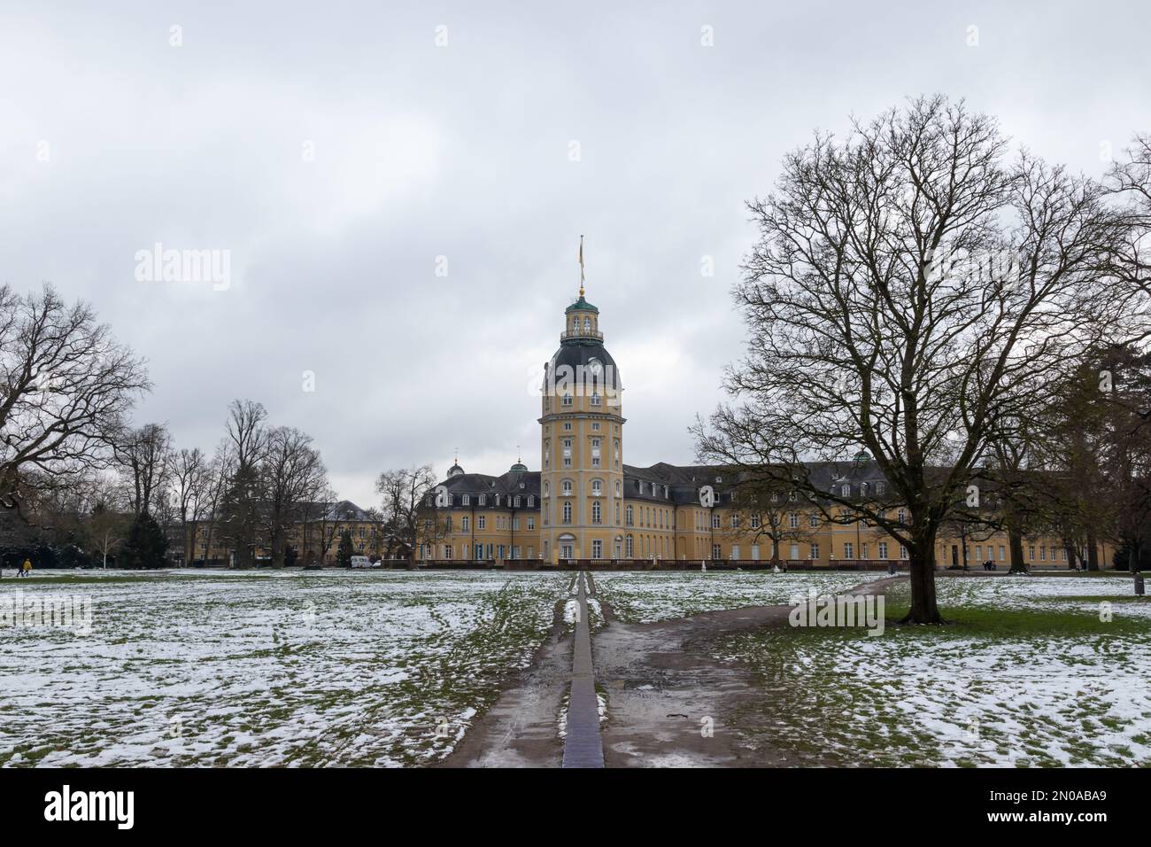 Palais schloss de Karlsruhe vu depuis le jardin du château lu après une journée d'hiver enneigée. Banque D'Images