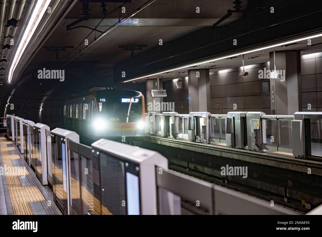Yokohama, préfecture de Kanagawa, Japon. 5th févr. 2023. Niveau de plate-forme de la station Shin-takashima. (æ-°é«˜å³ öé§…) Avec un métro de Tokyo qui dessert le quartier chinois de Yokohama par la ligne de métro public Tokyo Fukutoshin et la ligne Tokyu Toyoko. La ligne Minato Mirai, connue en japonais sous le nom æ¸¯ã¿ã‚‰„ç·š (Minato Mirai-sen), est une ligne de transport rapide située à Yokohama, au Japon. Il est détenu par le métro municipal de Yokohama mais exploité par la Tokyu Corporation et relie le centre de Yokohama au quartier Minato Mirai 21, un centre commercial et d'affaires moderne. La ligne Banque D'Images