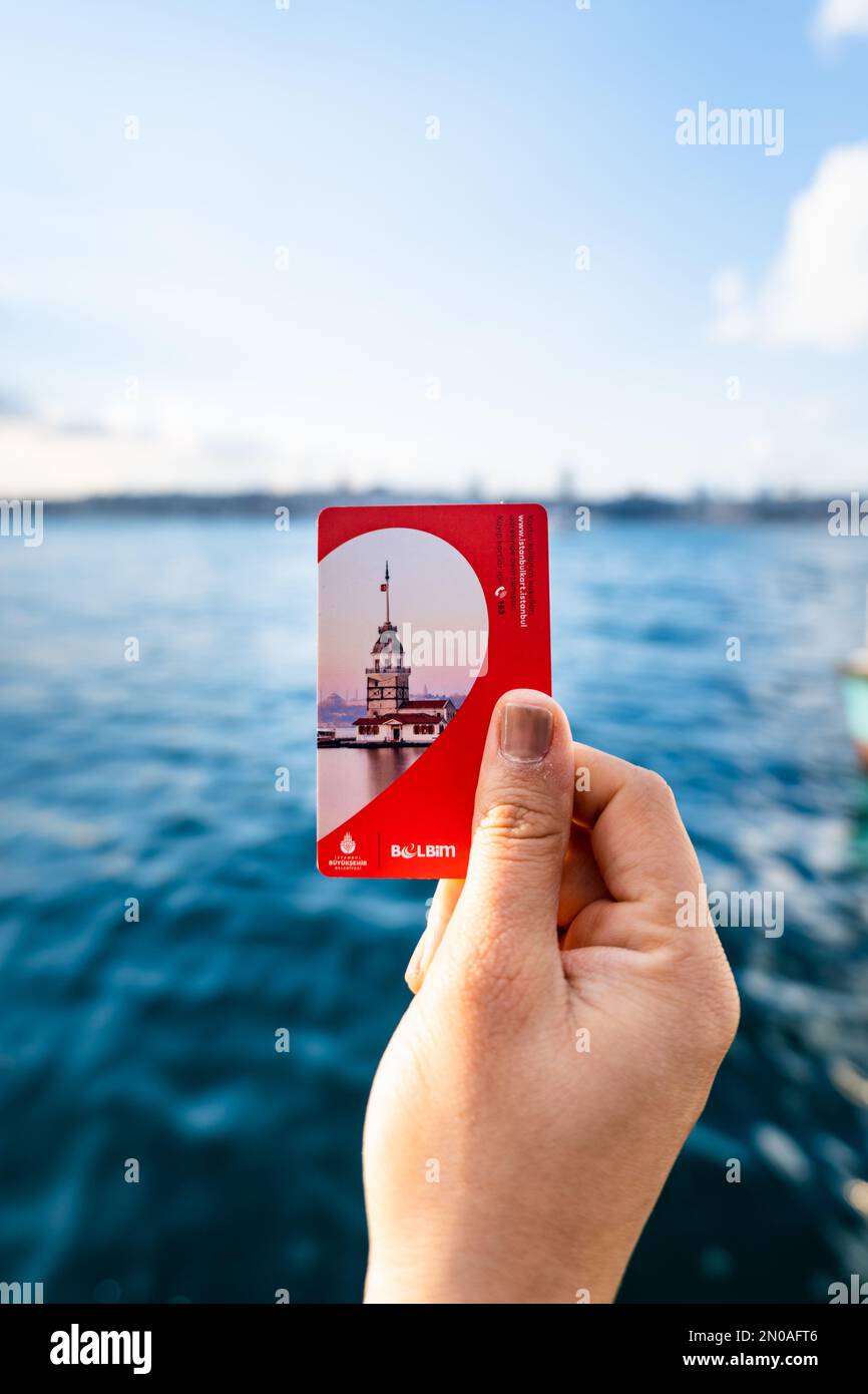 Istanbul, Turquie - février 2023 : carte d'Istanbul dans la main du touriste. C'est une carte de transport public pour tous les véhicules publics de la ville Banque D'Images