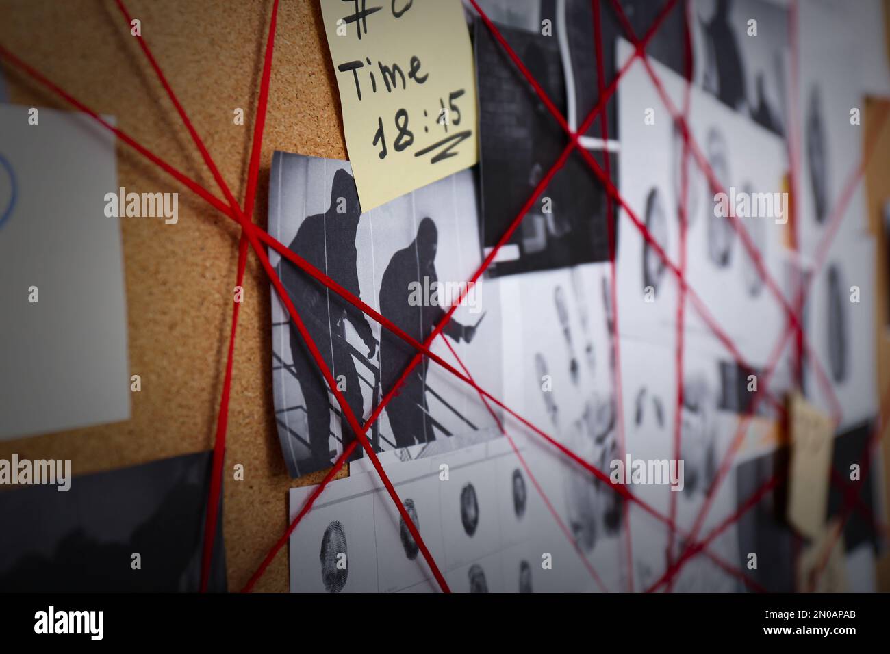 Tableau de détection avec photos de scènes de crime, empreintes digitales et fils rouges, gros plan Banque D'Images