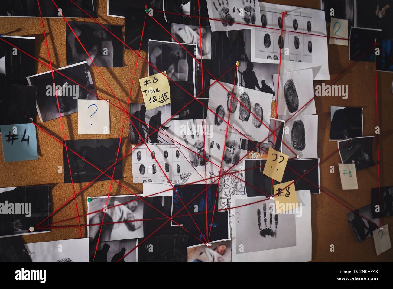 Tableau de détection avec empreintes digitales, photos de scènes de crime et fils rouges Banque D'Images