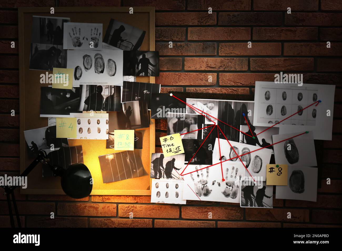 Tableaux avec empreintes digitales, photos de scènes de crime et fils rouges sur le mur de brique. Agence de détective Banque D'Images