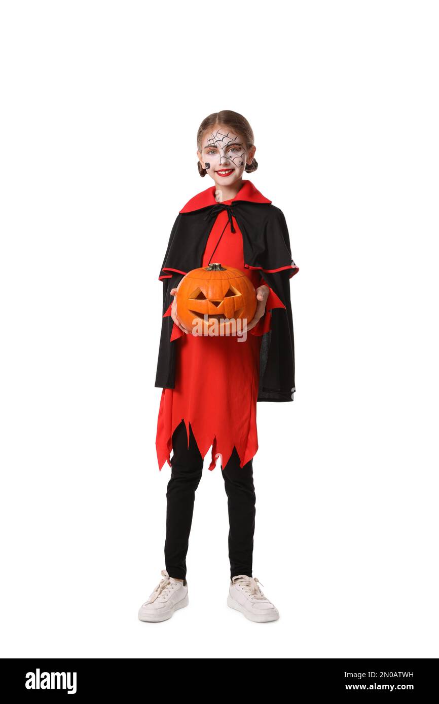 Jolie petite fille avec citrouille portant un costume d'Halloween sur fond blanc Banque D'Images