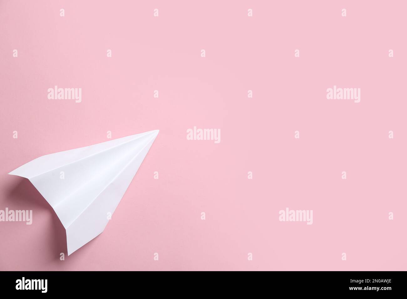 Plan de papier blanc sur fond rose, vue de dessus. Espace pour le texte Banque D'Images