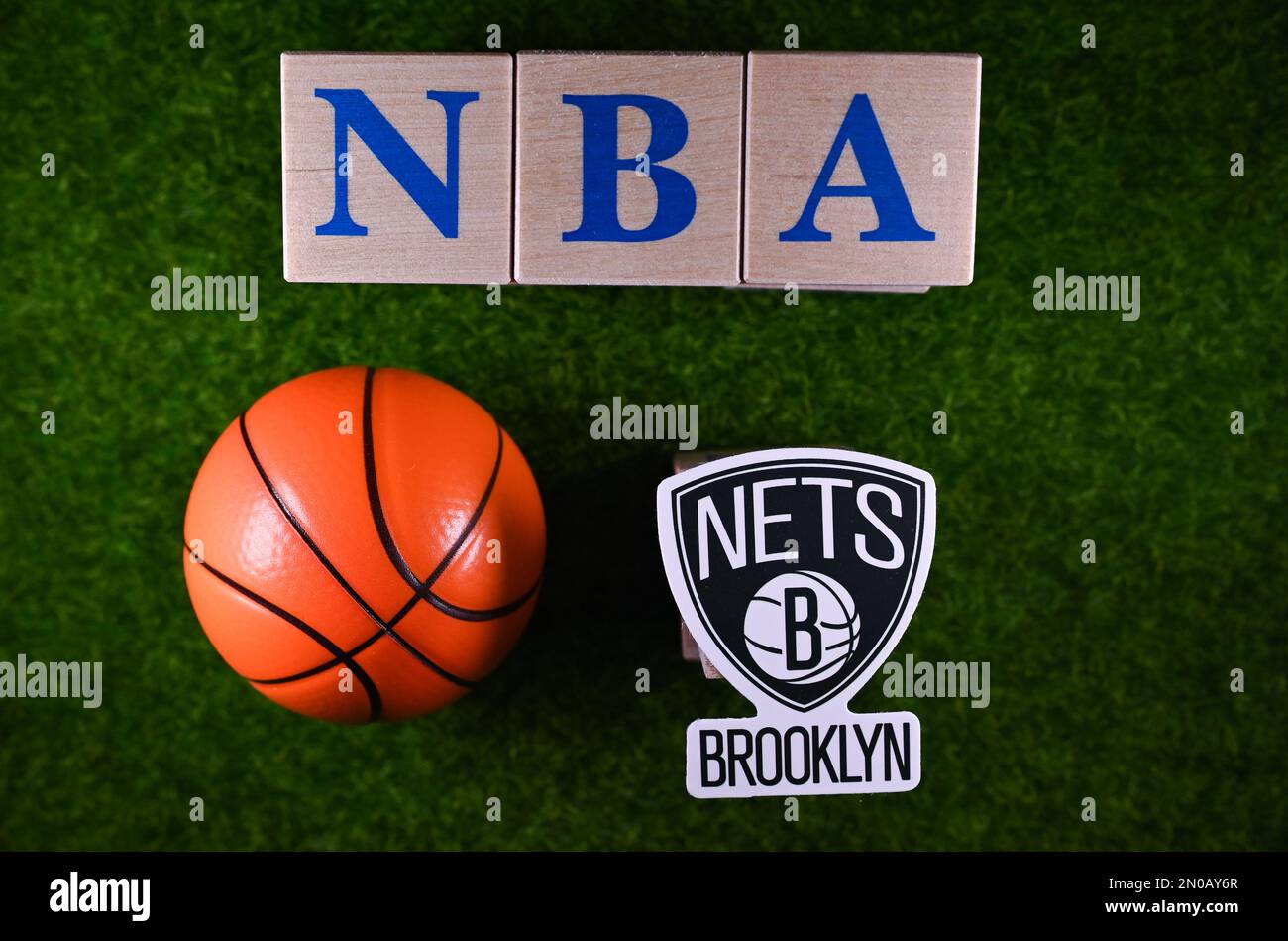 30 janvier 2023, Springfield, États-Unis. L'emblème du club de l'Association nationale de basket-ball des Brooklyn nets sur la pelouse verte du stade. Banque D'Images