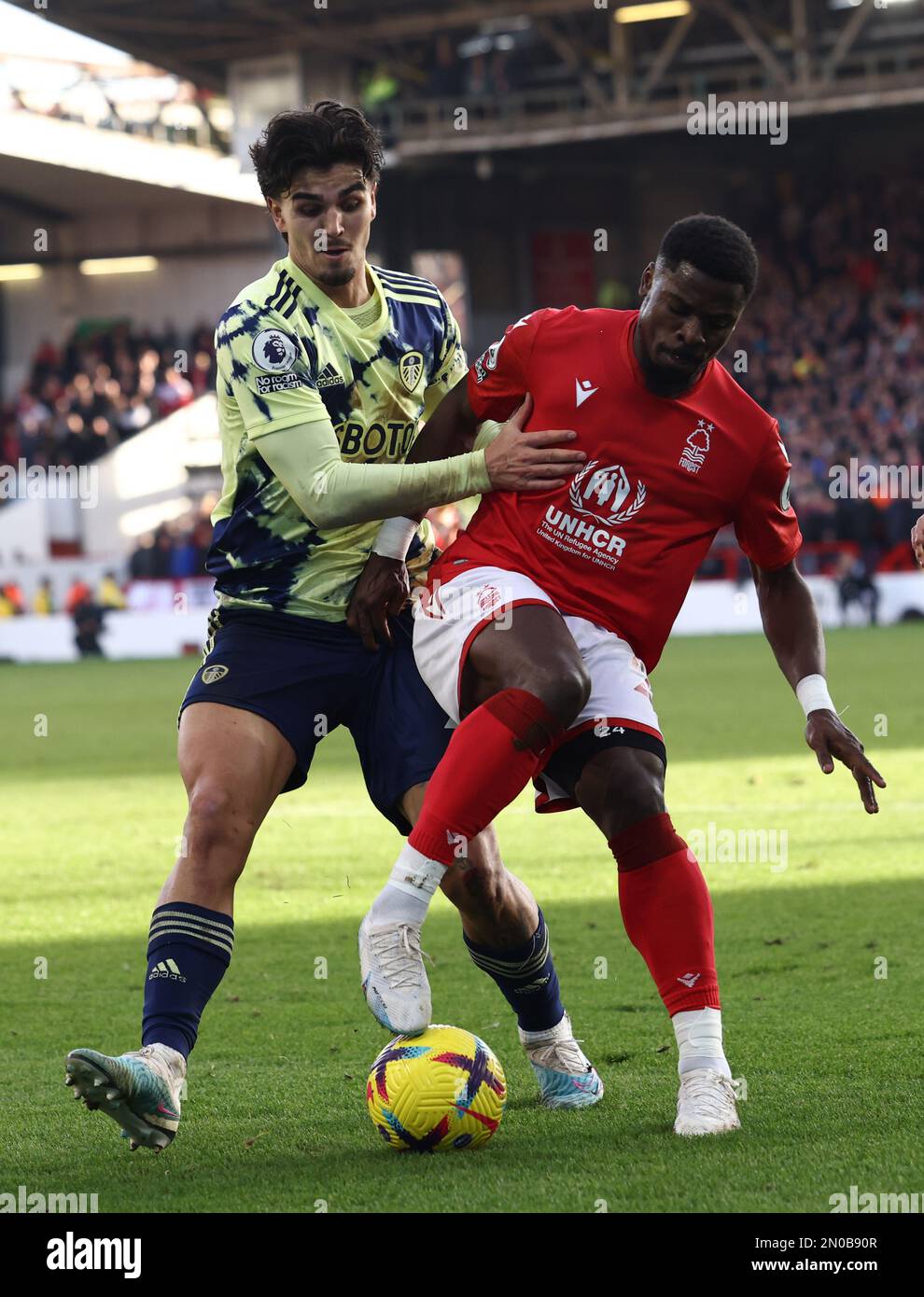 Nottingham, Royaume-Uni. 4th févr. 2023. Pascal Struijk, de Leeds United, s'attaque à Serge Aurier, de Nottingham Forest, lors du match de la Premier League au City Ground, à Nottingham. Crédit photo à lire : Darren Staples/Sportimage crédit : Sportimage/Alay Live News Banque D'Images