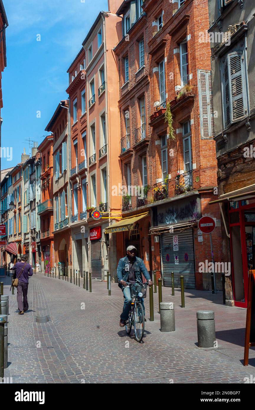 Toulouse, France - Vélo dans le Centre de la Vieille ville, Centre de la rue, immeubles d'appartements Banque D'Images