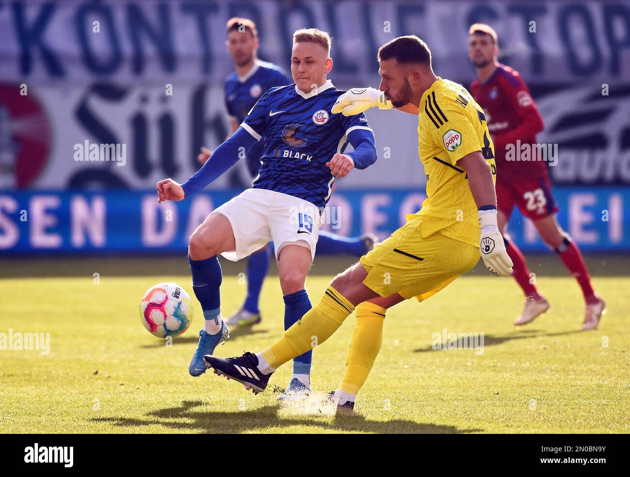 05 février 2023, Mecklembourg-Poméranie occidentale, Rostock: Soccer: 2. Bundesliga, Hansa Rostock - Hamburger SV, Matchday 19, Ostseestadion. Le gardien de but de Hambourg Daniel Heuer Fernandes (r) va à l'écart de Kai Pröger (M) de Rostock. Photo: Gregor Fischer/dpa - NOTE IMPORTANTE: Conformément aux exigences du DFL Deutsche Fußball Liga et du DFB Deutscher Fußball-Bund, il est interdit d'utiliser ou d'avoir utilisé des photos prises dans le stade et/ou du match sous forme de séquences d'images et/ou de séries de photos de type vidéo. Banque D'Images