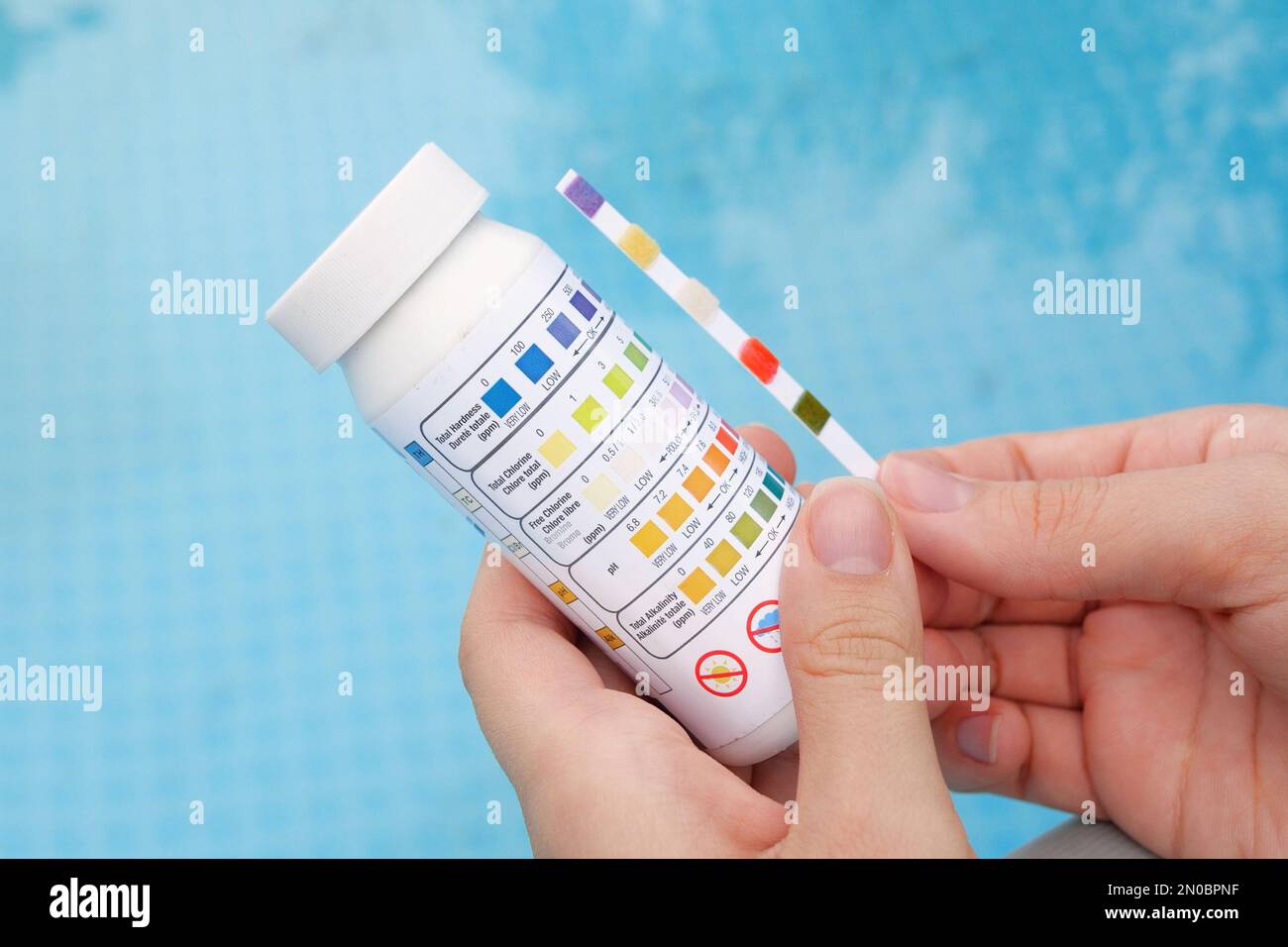 Analyse du pH et du chlore de l'eau dans une piscine en été