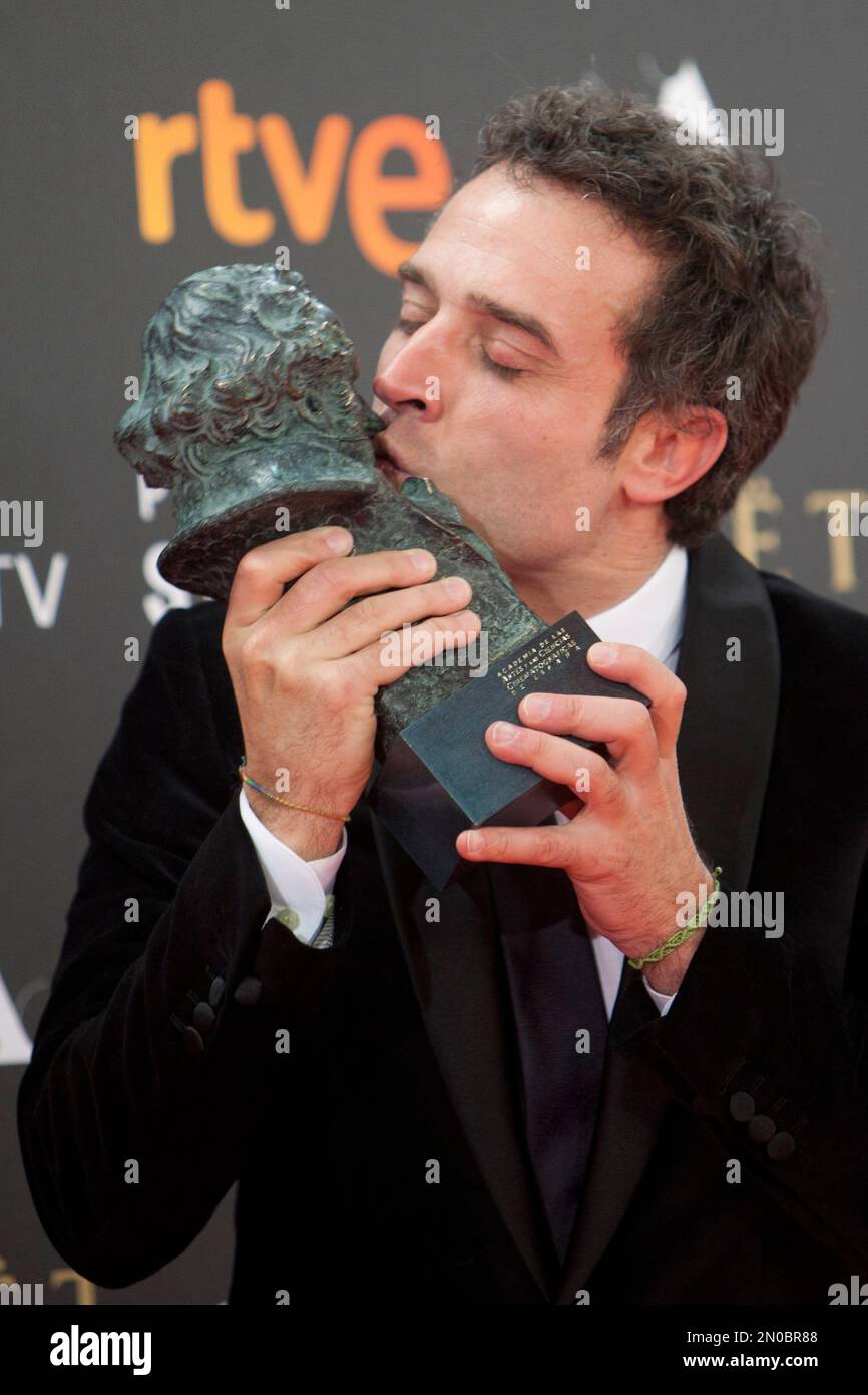 Spanish Director Daniel Guzman poses for photographers with the prize during the Goya Film Awards Ceremony in Madrid, Spain, Saturday. Feb. 6, 2016. The Goya Awards are Spain's main national annual film awards. (AP Photo/Abraham Caro Marin) Banque D'Images